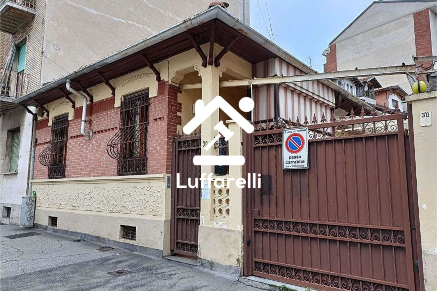 4 rooms Apartment in Turin, Italy No. 50579