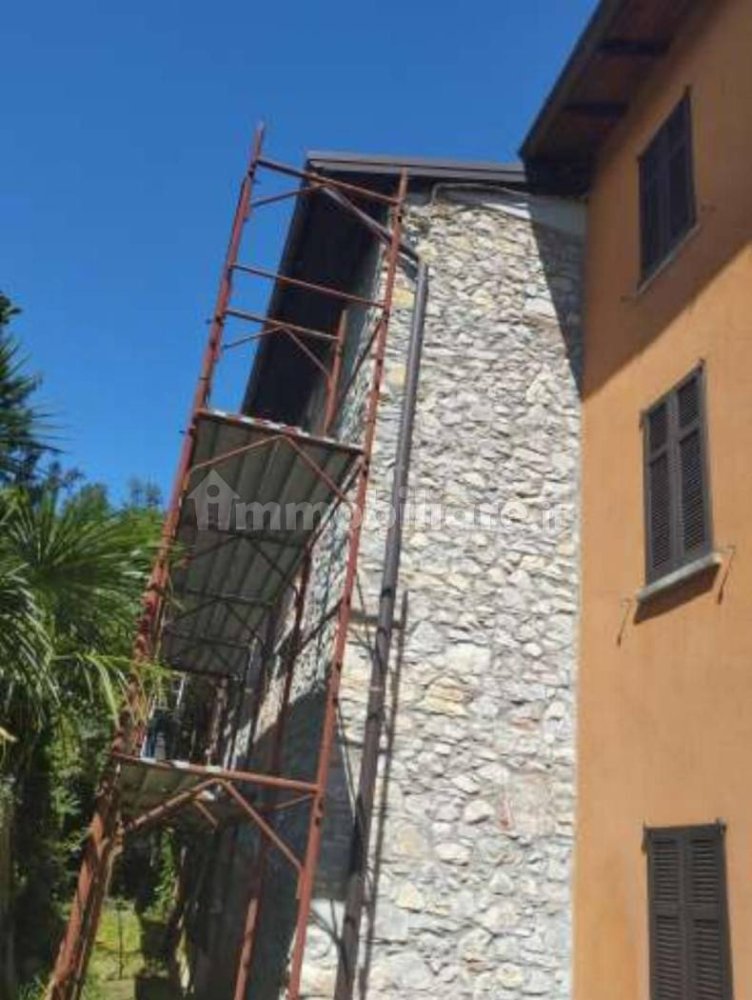 6 bedrooms Apartment in Cocquio-Trevisago, Italy No. 283496