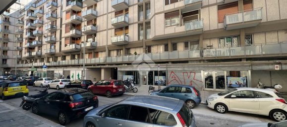 Apartamento de 4 divisões em Bari, Italy N.º 65932 2