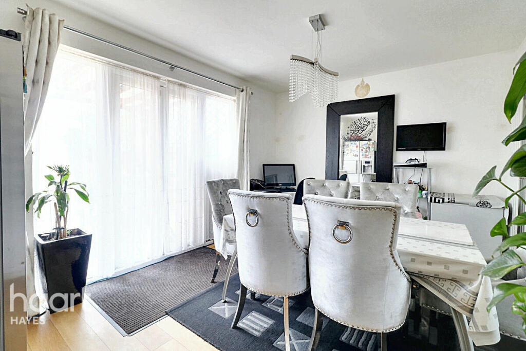 3 bedrooms House in Hayes, United Kingdom No. 5061