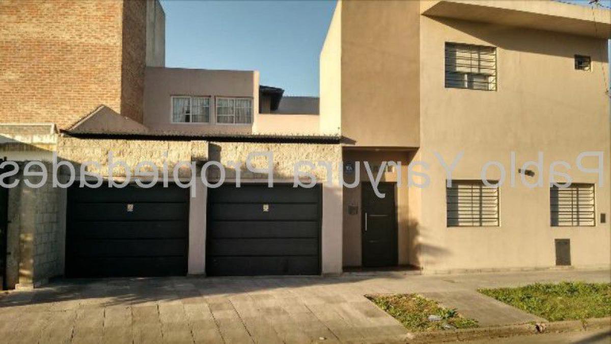 3 bedrooms House in Tres de Febrero, Argentina No. 18966