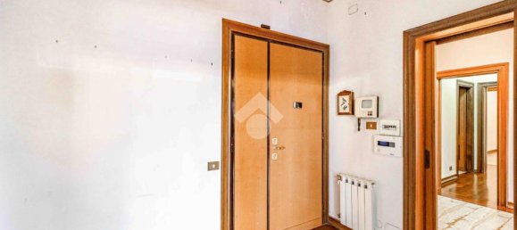 4 bedrooms Apartment in Rome, Italy No. 61122 4