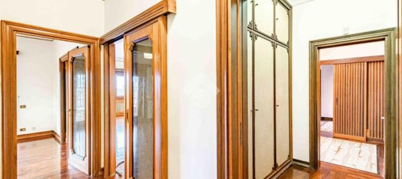 4 bedrooms Apartment in Rome, Italy No. 61122 18