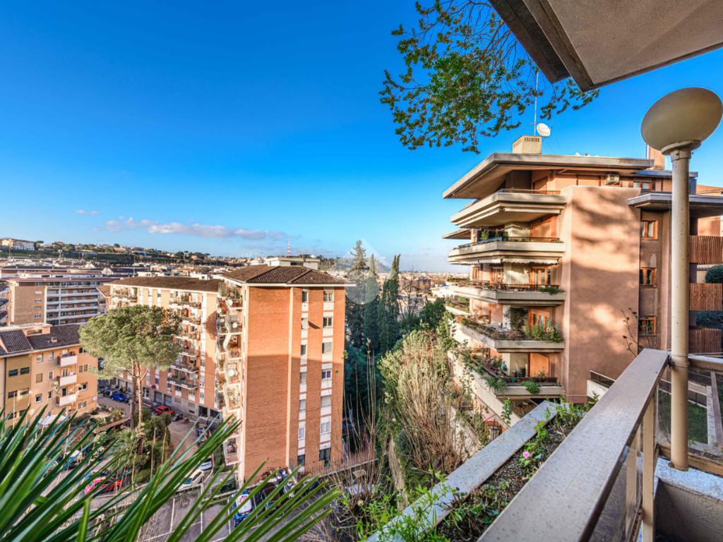 4 bedrooms Apartment in Rome, Italy No. 61122