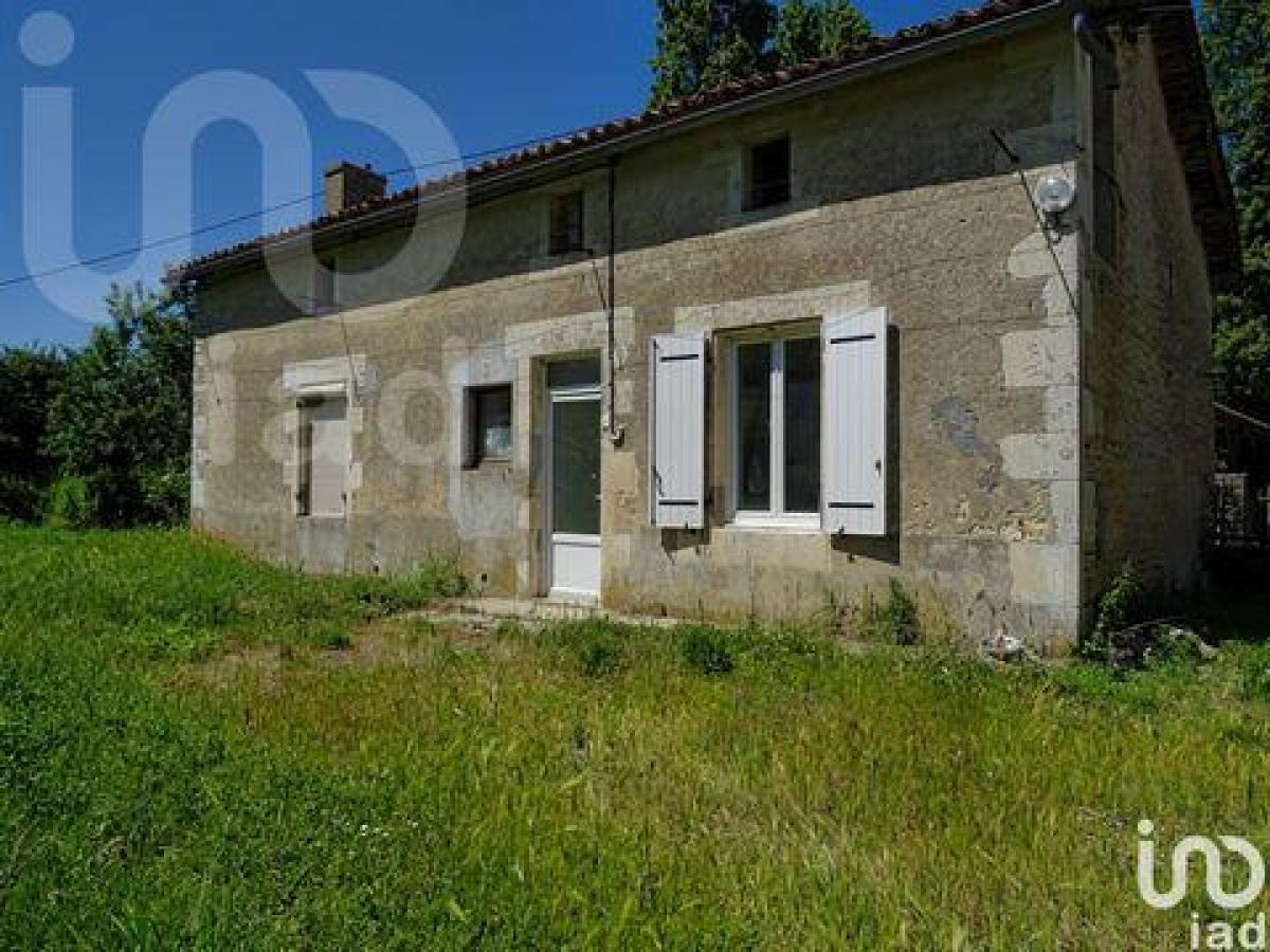 Casa de 3 dormitorios en Ruffec, France No. 31783