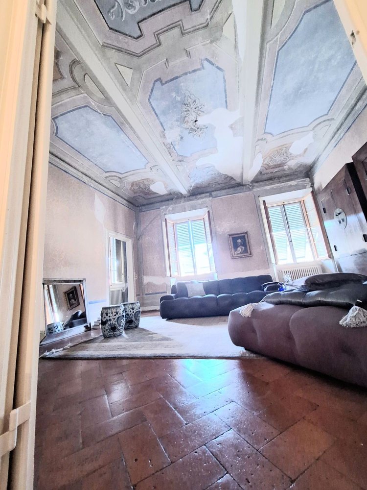 5 rooms Apartment in Prato, Italy No. 163718