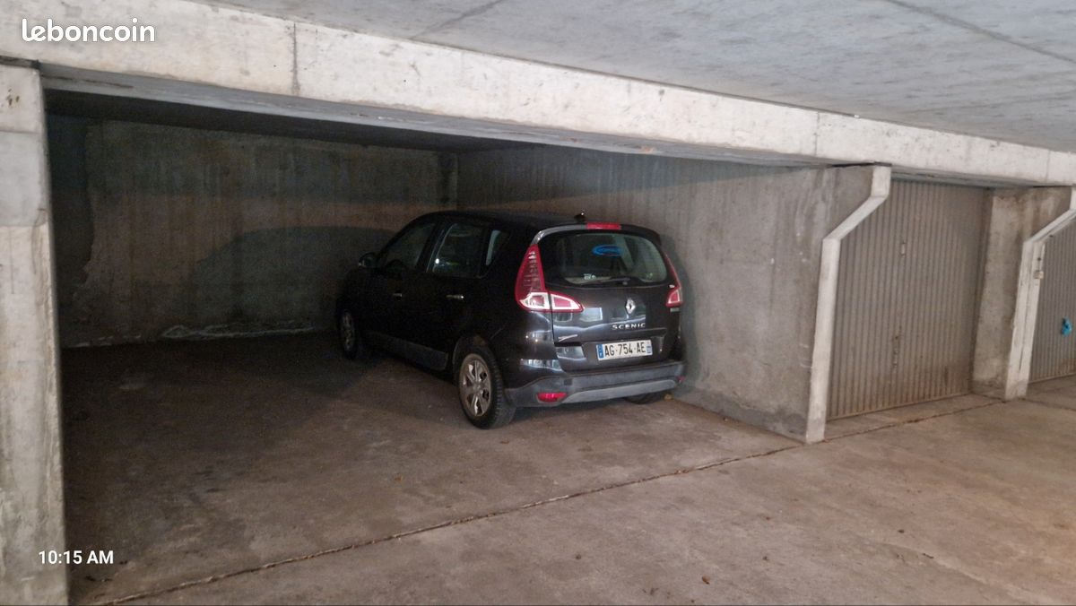  Parking in Lyon, France No. 342681