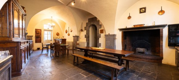  Castillos de 9 dormitorios en Riom, France No. 43258 3