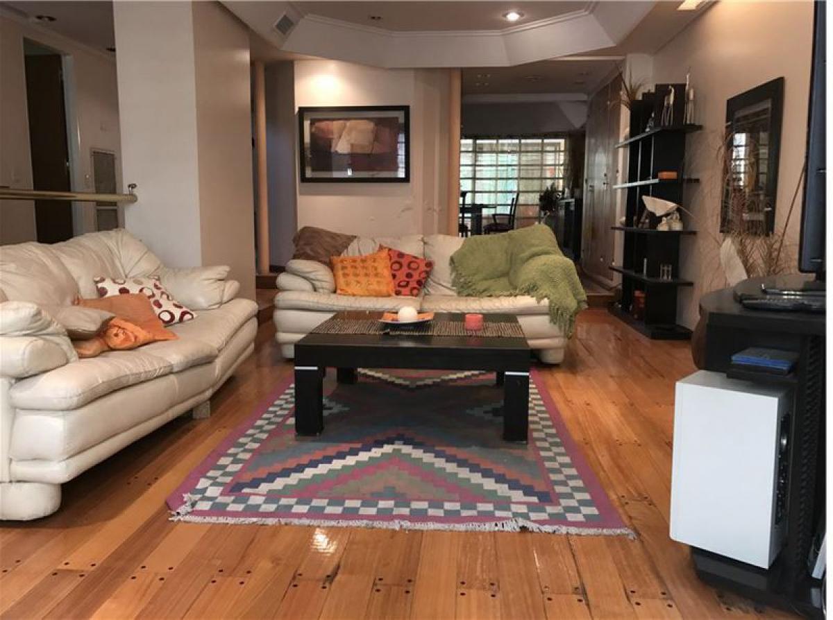 Casa de 5 dormitorios en Buenos Aires, Argentina No. 72158