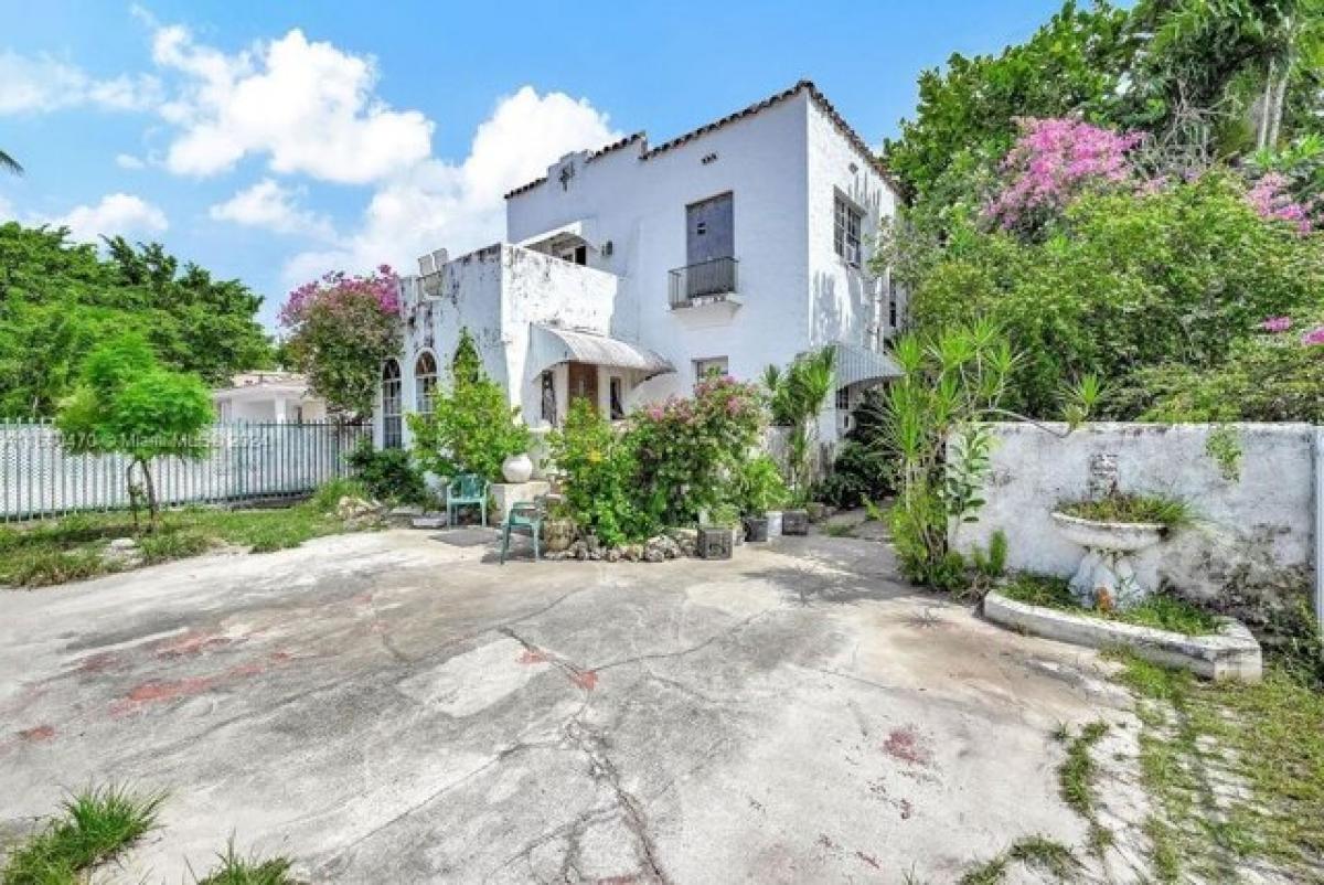 8 bedrooms House in Miami, USA No. 271047