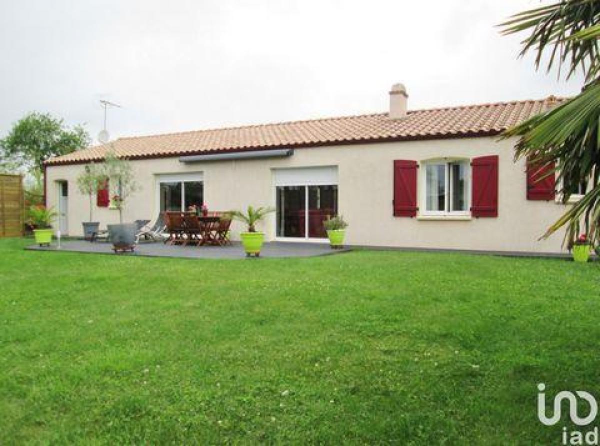 3 bedrooms House in Chantonnay, France No. 30693