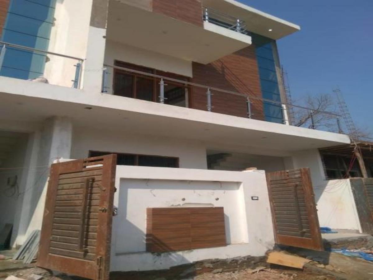 4 bedrooms House in Lucknow, India No. 9436