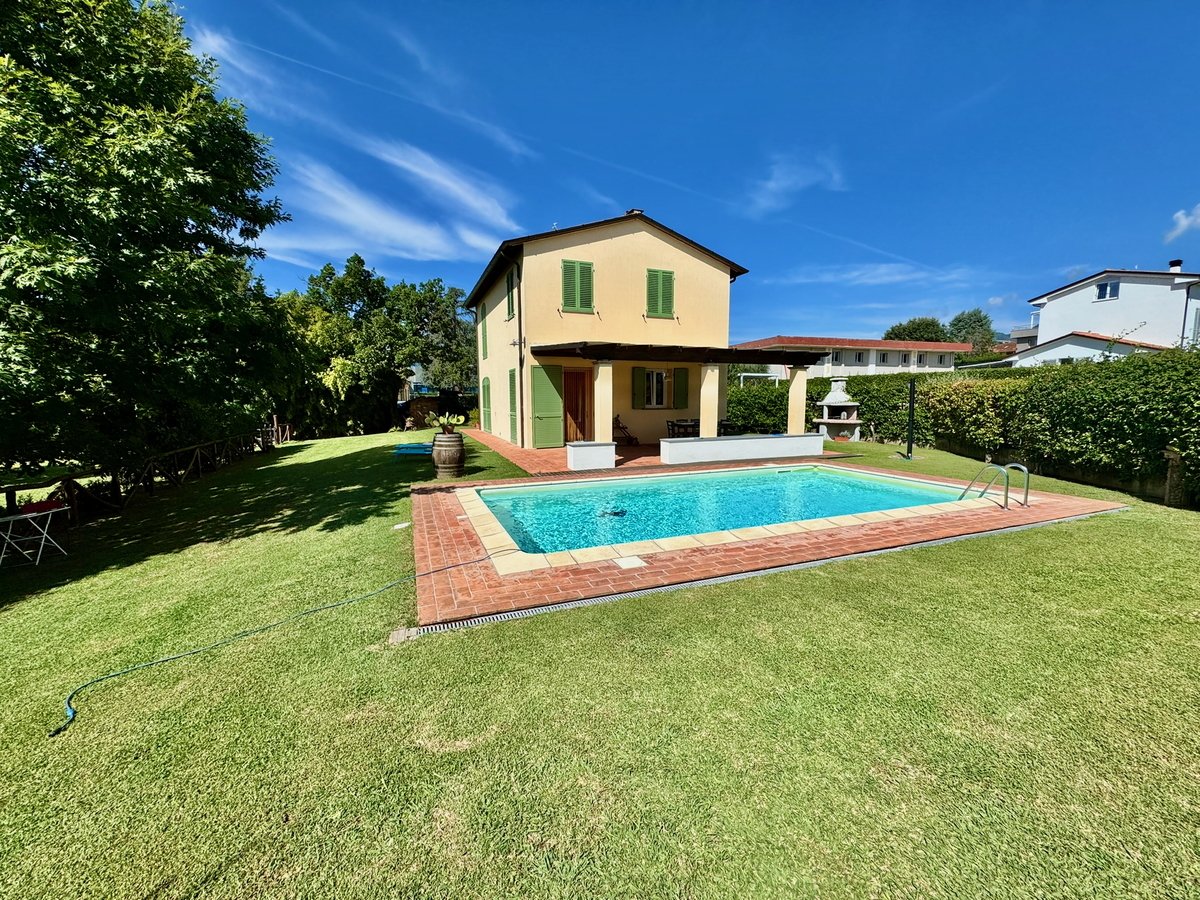 3 bedrooms Villa in Capannori, Italy No. 357107