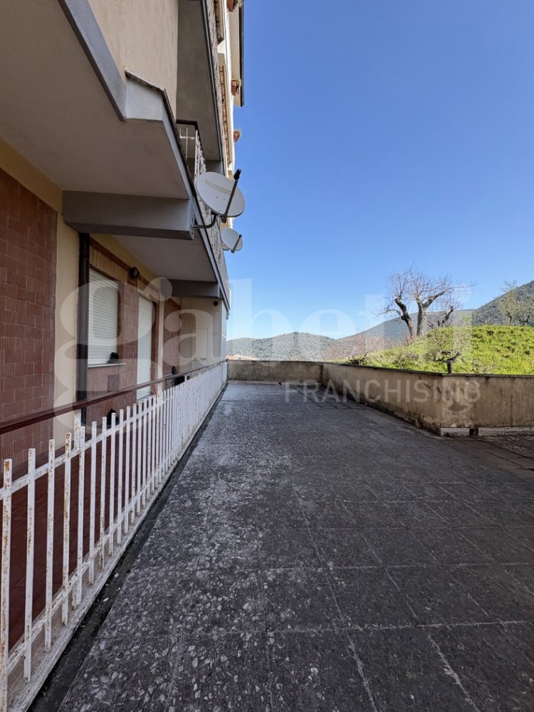3 bedrooms Apartment in Montelanico, Italy No. 33521