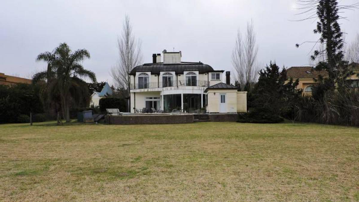 4 bedrooms House in Berazategui, Argentina No. 63101