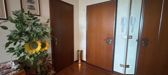 4 rooms Apartment in Parma, Italy No. 298928 3