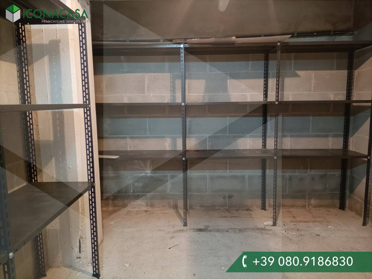 Propiedad comercial de 1 habitación en Bari, Italy No. 34338