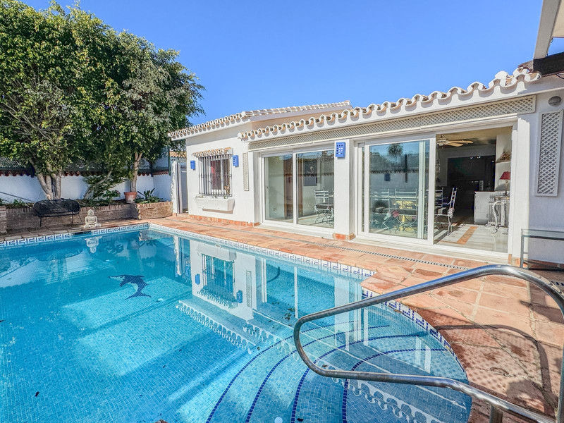 4 bedrooms Villa in Estepona, Spain No. 23626
