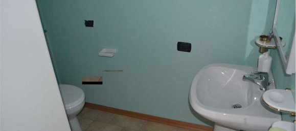 Дом с 8 комнатами в Монторио аль Вомано, Италия № 98322 12