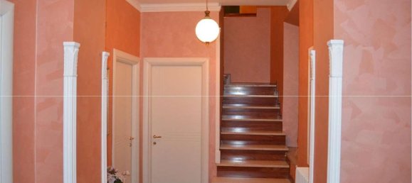 Дом с 8 комнатами в Монторио аль Вомано, Италия № 98322 5