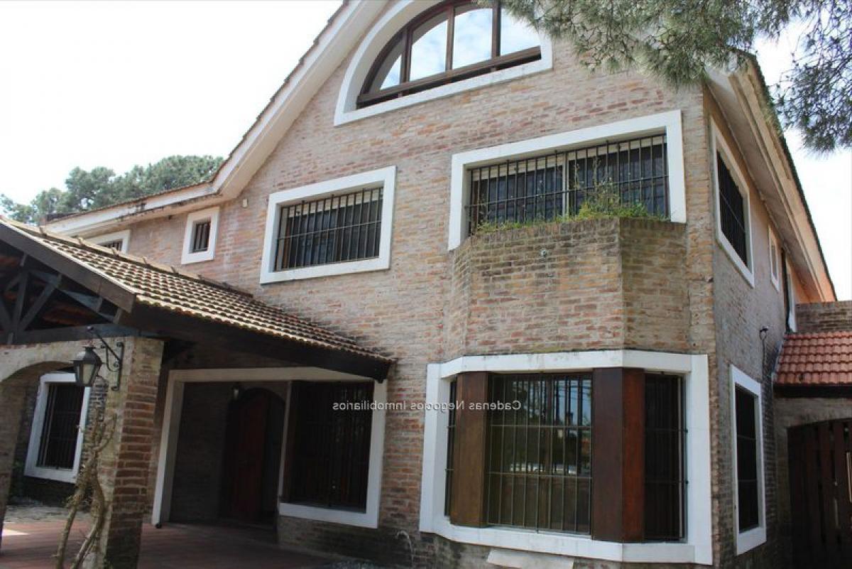 Дом с 5 спальнями в Монтевидео, Уругвай № 9963