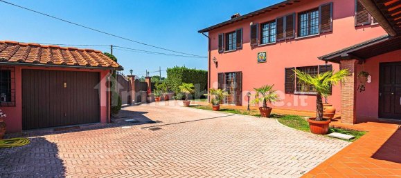 3 bedrooms Villa in Montecarlo, Italy No. 325620 5