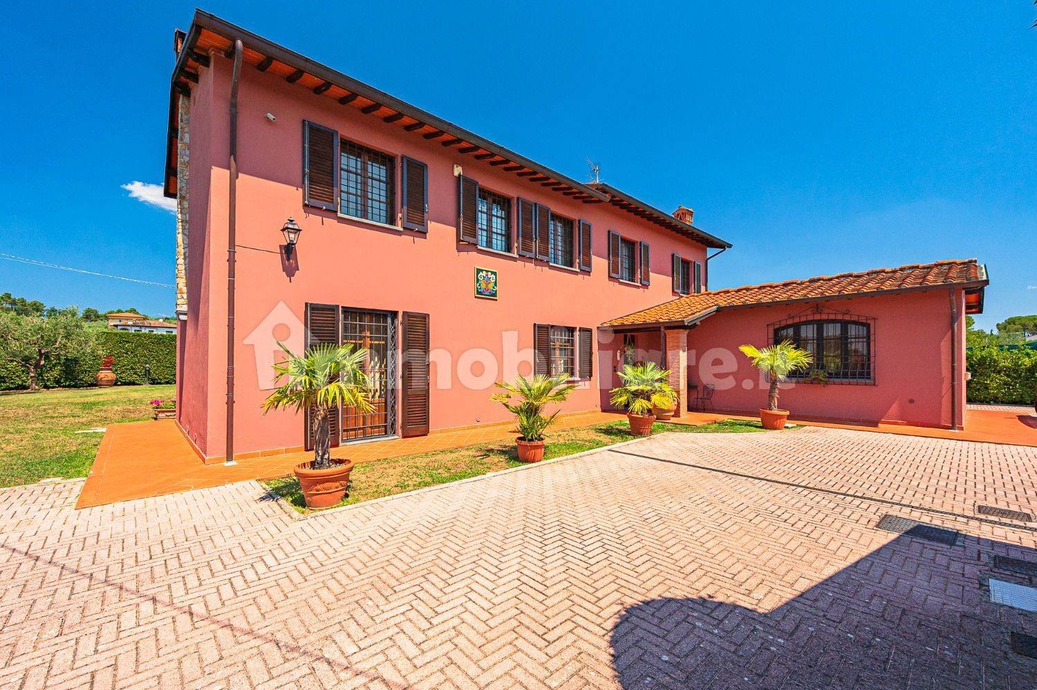 3 bedrooms Villa in Montecarlo, Italy No. 325620