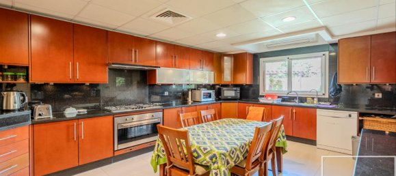 4 Schlafzimmer Villa in Meadows, UAE, Nr. 112146 6