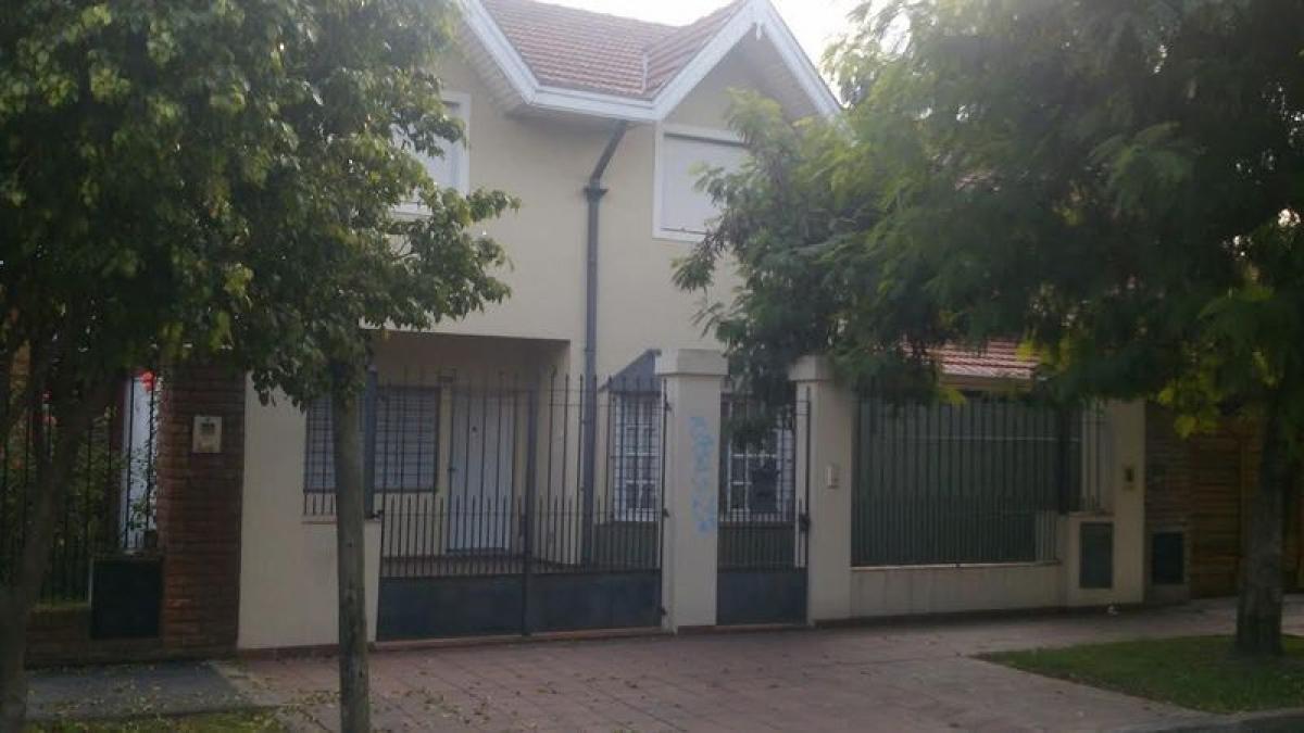 3 bedrooms House in Almirante Brown, Argentina No. 96481
