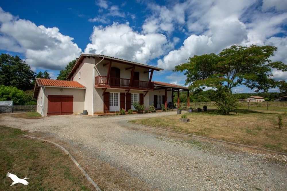 6 bedrooms House in Gironde, France No. 290502