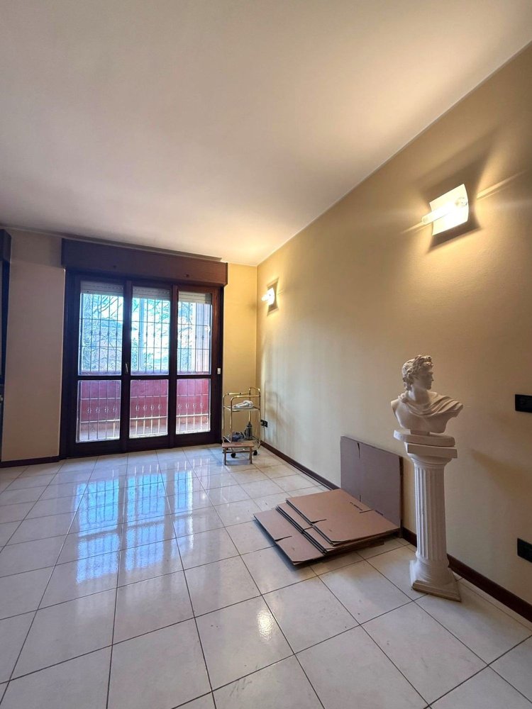 2غرفة شقة في Pieve Emanuele, Italy رقم 232523