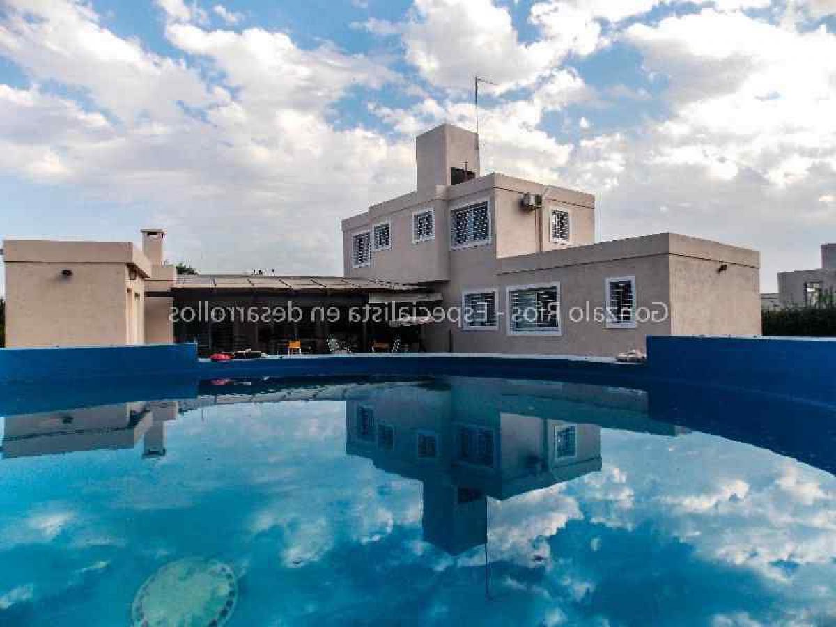 3 bedrooms House in Cordoba, Argentina No. 18664