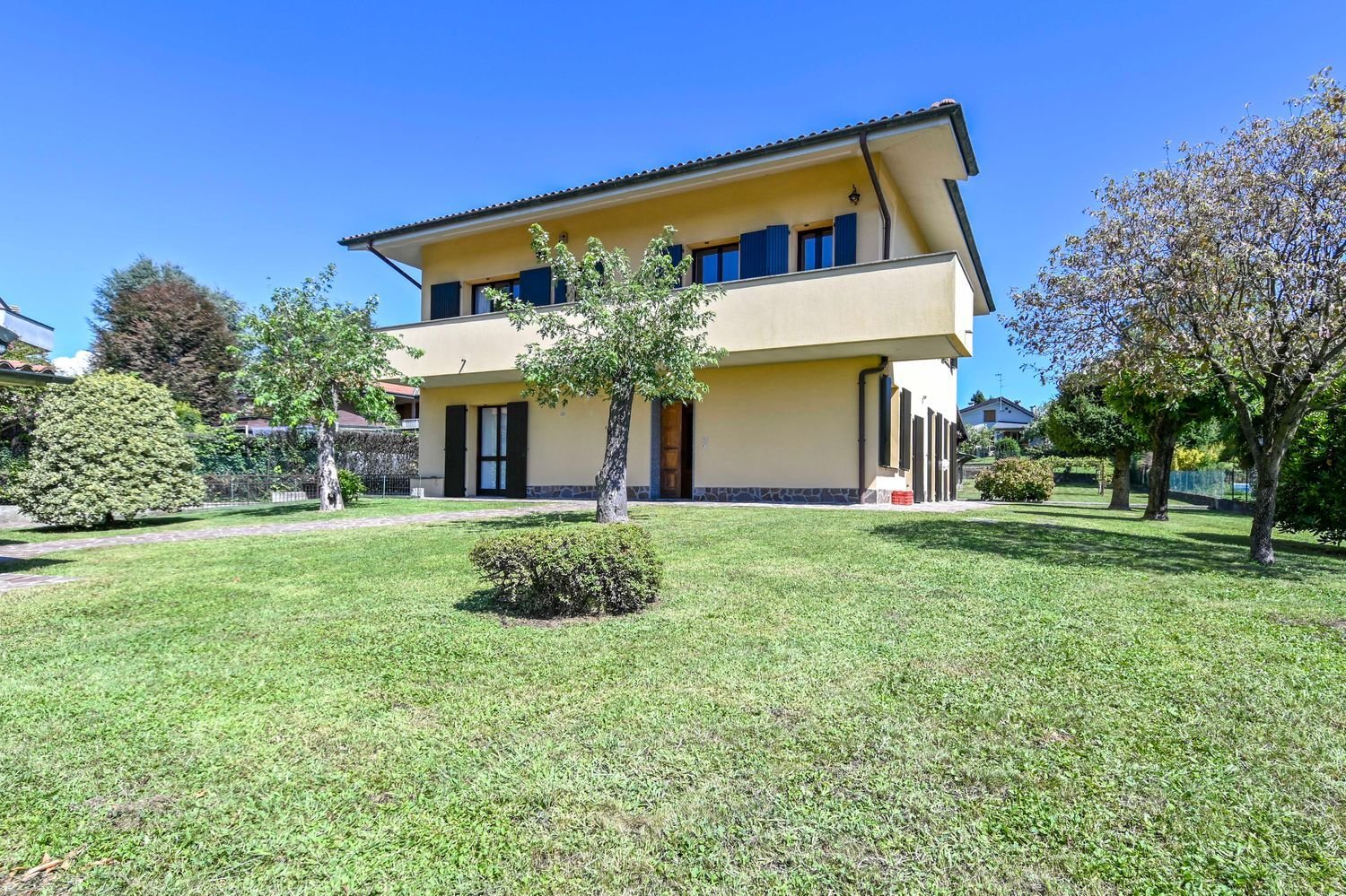 7 bedrooms Villa in Carnate, Italy No. 334607