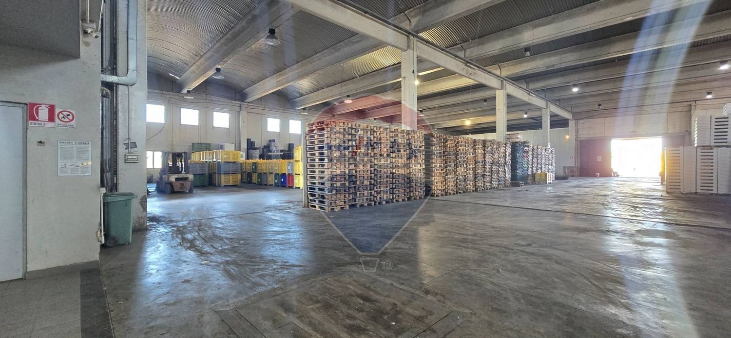 Entrepôt à Belpasso, Italy 2500m² No. 358109