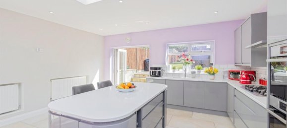 4 bedrooms House in Bushey, United Kingdom No. 6193 2