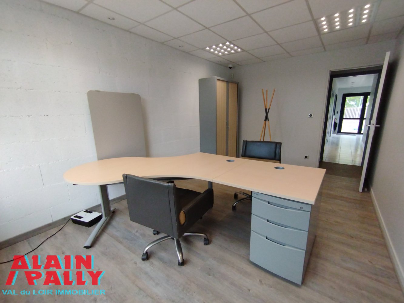 Propiedad comercial en Chateaudun, France 710 m² No. 67734