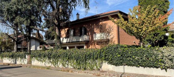 9 rooms Villa in Sassuolo, Italy No. 128998 2