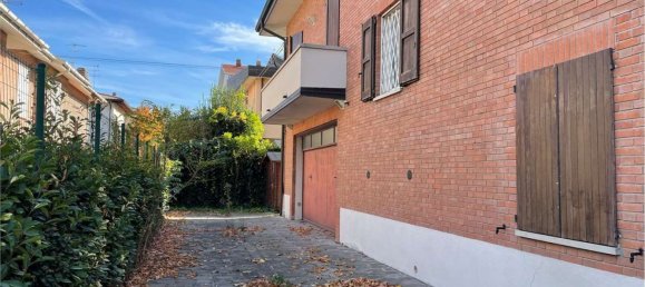 9 rooms Villa in Sassuolo, Italy No. 128998 4