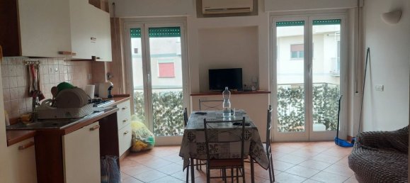 3 rooms Apartment in Rome, Italy No. 200108 2