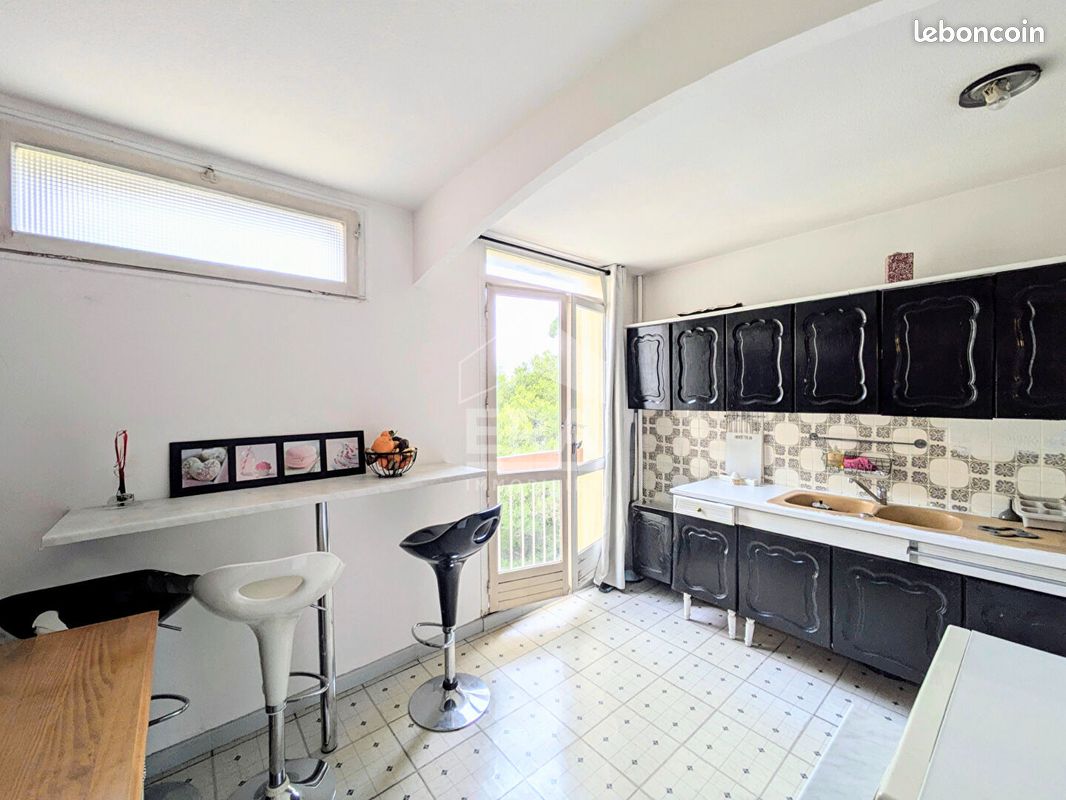 Apartamento de 2 dormitorios en Marseille, France No. 327423