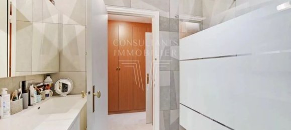 4 bedrooms Apartment in Paris, France No. 282449 8