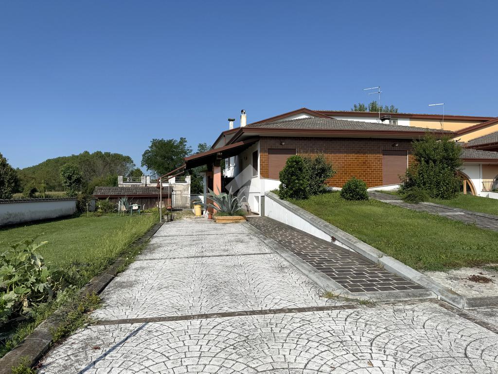 5 bedrooms Villa in San Martino di Lupari, Italy No. 293733