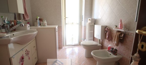 3-salle Appartement à Alba, Italy No. 308074 20