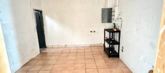 121m² Commercial property in Cosenza, Italy No. 36577 9