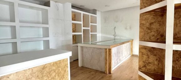 121m² Commercial property in Cosenza, Italy No. 36577 3