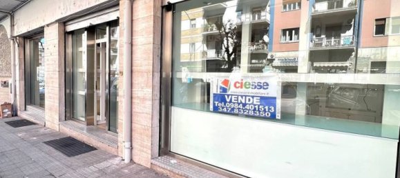 121m² Commercial property in Cosenza, Italy No. 36577 12