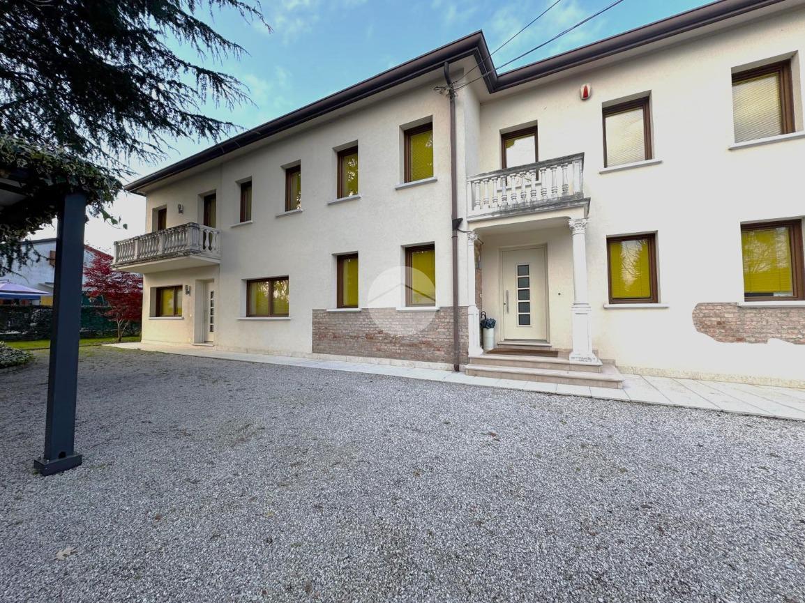 Villa de 3 habitaciónes en Vigonovo, Italy No. 8600