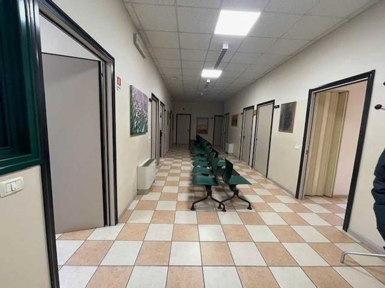 Oficina en Modena, Italy 260 m² No. 211568