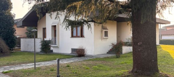 Вилла с 4 комнатами в Робеккетто кон Индуно, Италия № 157732 2