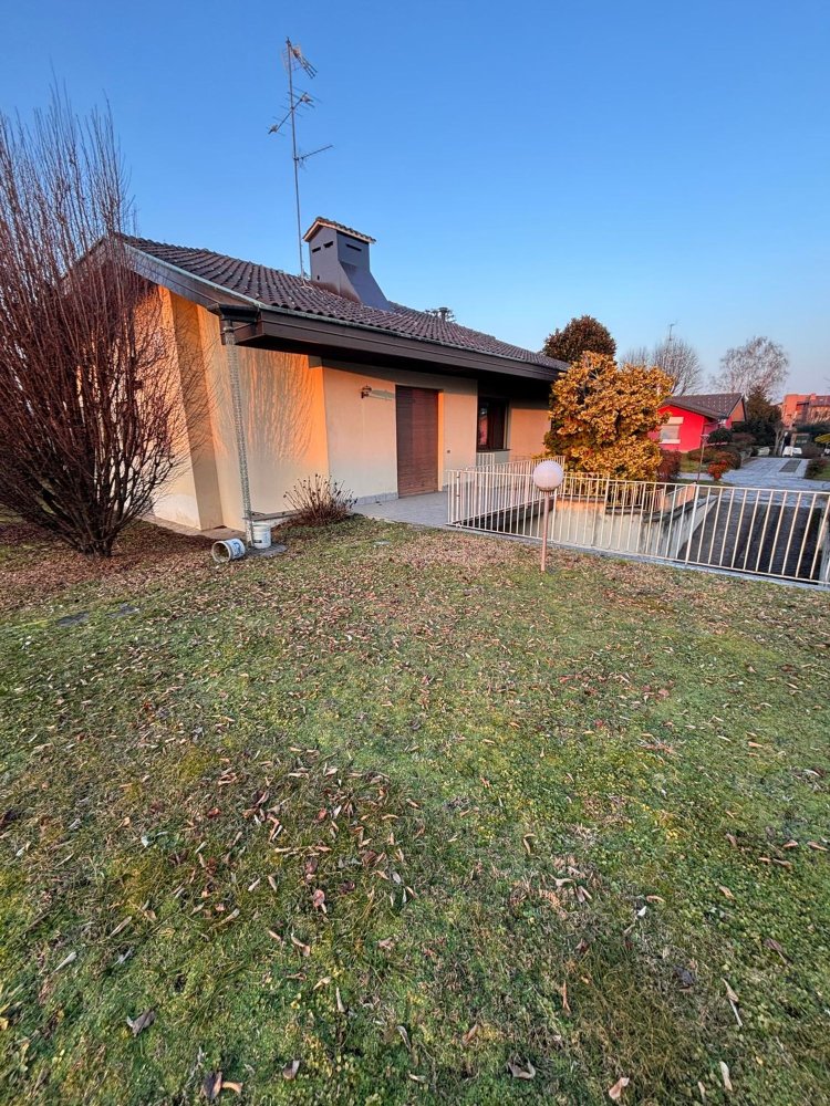 Вилла с 4 комнатами в Робеккетто кон Индуно, Италия № 157732